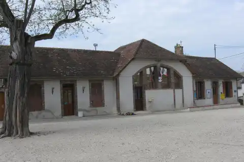 Mairie-école de Balloy. (Seine-et-Marne, région Île-de-France)