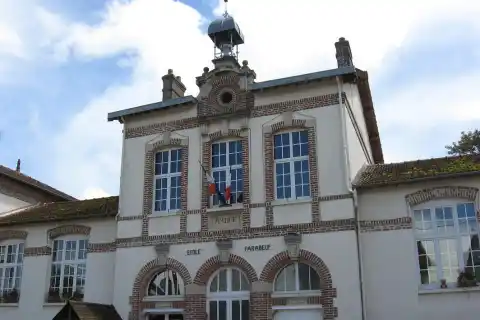 Mairie-école de Beton-Bazoches. (Seine-et-Marne, région Île-de-France)