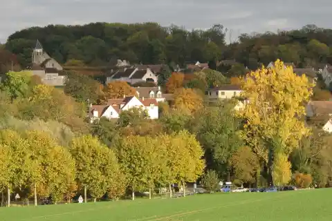 Le village de Bussy-Saint-Martin vu depuis le parc du château de Rentilly (Seine-et-Marne)