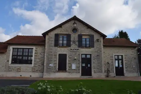 La mairie de Clos-Fontaine vue de face