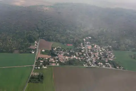 Vue aérienne de Cuisy lors d'un vol entre RNS et CDG