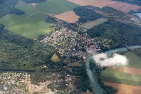 Vue aérienne de Germigny-l'Évêque lors d'un vol entre RNS et CDG