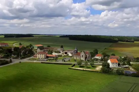 Vue aérienne du centre du village de Montolivet. A gauche de l'église, la Mairie
