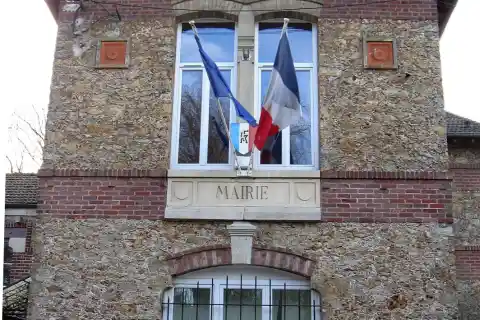 Mairie de Neufmoutiers-en-Brie. (Seine-et-Marne, région Île-de-France)