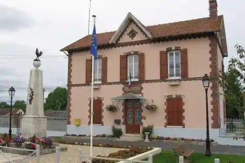 Mairie-école de Nonville. (département de la Seine et Marne, région Île-de-France)