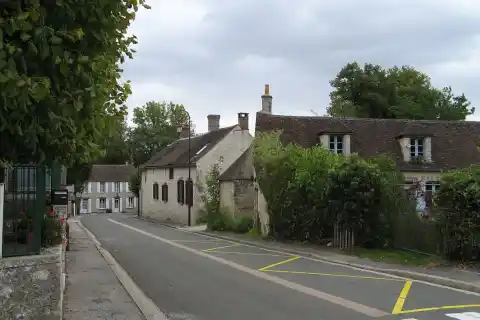 Rue devant la mairie de Paley, France