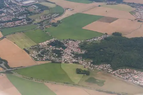 Vue aérienne de Penchard lors d'un vol entre RNS et CDG