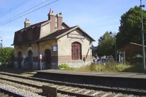 Gare de Ménerville, Yvelines, France (ex-bâtiment voyageurs depuis l'ancien quai vers Mantes-la-Jolie)