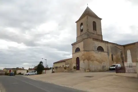 L'église Saint-Martin, au bord de la rue Baptiste-Paul Grimaud, à Brûlain (dans les Deux-Sèvres)