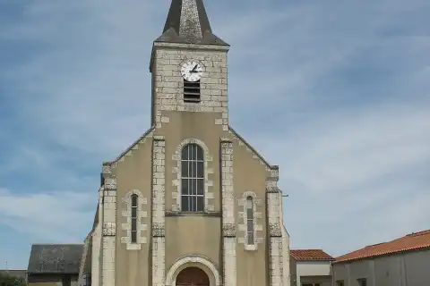 Vue de face de l'église de Doux