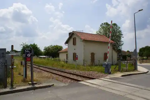 Le passage à niveau à Fors :