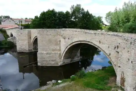 Le Thouet en amont du pont roman de Saint-Généroux, Deux-Sèvres, France