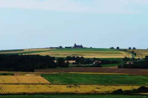 Dominant les cultures environnantes, l'église Saint-Léger-de-Montbrun