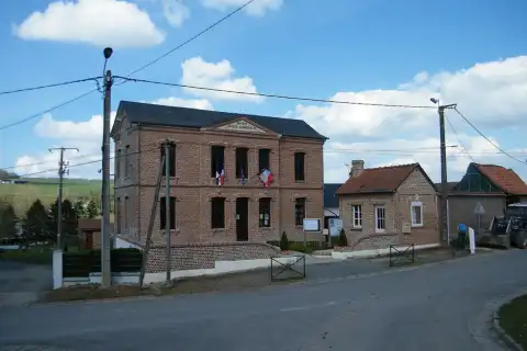 Bâtiments communaux : mairie-école de Bailleul, Somme, France