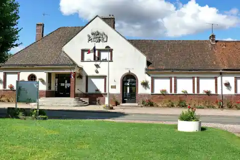 Bosquel (Somme - Hauts-de-France - France) : la mairie-école