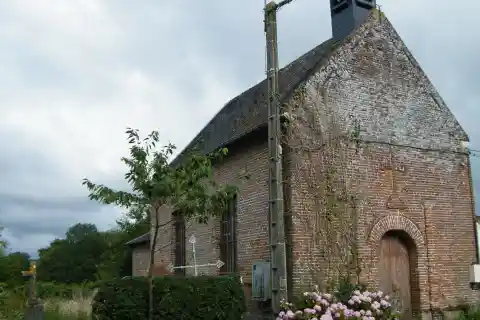 Épécamps, Somme, France, église Notre-Dame-de-la-Nativité, près d'une ferme