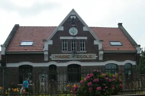 Mairie-école de Lihons, avec croix de guerre en fronton