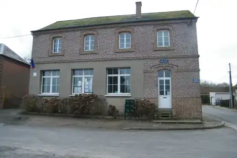 Mairie et ancienne école de Maison-Ponthieu, Somme, France