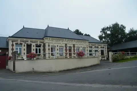 Mairie-école de Maurepas, Somme, France, reconstruite après la Première Guerre mondiale
