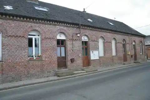 Mairie de Neuvillette, Somme, France