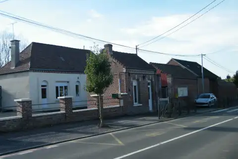 Bâtiments communaux de Roiglise (mairie-école), Somme, France
