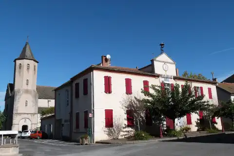 Eglise et façade de la mairie de pampelonne
