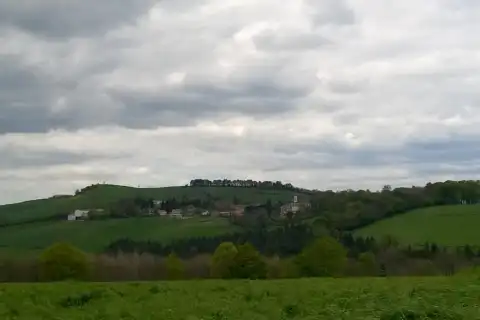 Village de Rayssac vue depuis le sud au printemps