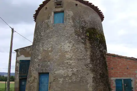 Viviers-lès-Montagnes (Tarn, Fr) vieux moulin à vent