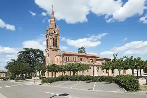 Campsas, l'église Saint-Blaise place du village