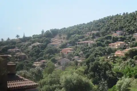Vue d'ensemble d'une partie du village de la Crau, Var, France