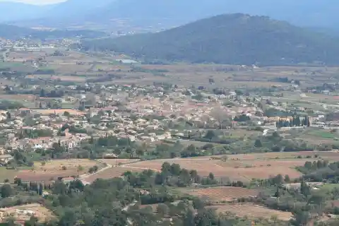 Photo de la commune de Puget-Ville prise dans les hauteurs