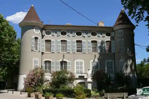 Le château du domaine diocésain de La Castille à Solliès-Ville (Var, Provence-Alpes-Côte d'Azur, France)