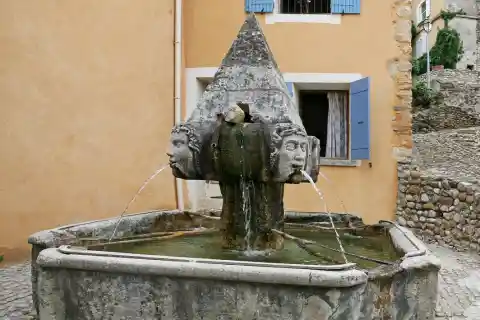 Fontaine à Saint-Roman-de-Malegarde (commune de Vaucluse)