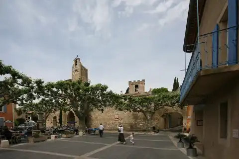 Villedieu, place devant la mairie (Vaucluse)