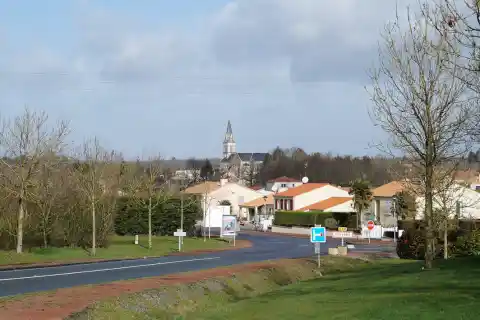 Le bourg de Fougeré depuis la départementale 60
