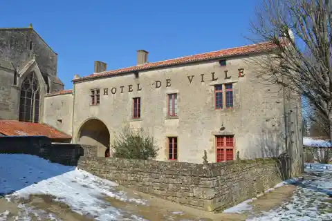 Hôtel de Ville installé dans un ancien prieuré - Foussais-Payré (Vendée)
