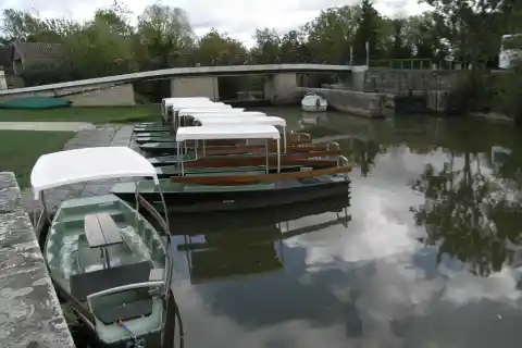 Le port et l'écluse sur la sèvre niortaise à Maillé commune de Vendée (France)