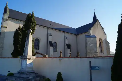 Le monument aux morts et l’église Saint-Maurice de Saint-Maurice-des-Noues depuis la rue de l’Église