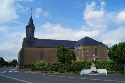 L’église Saint-Urbain et monument aux morts de Saint-Urbain