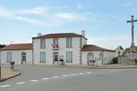 Mairie de Vendrennes et calvaire - Vendée