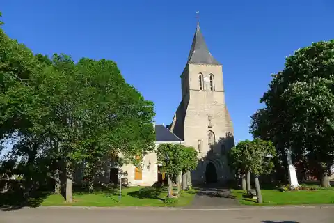 Place communale de Craon et l'église Saint-Michel