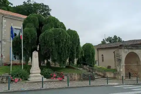 La mairie, le monument aux morts, la fontaine, et l'église de Croutelle (département de la Vienne, France)