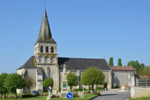 Église (XIIe-XVe siècles) et monument aux morts, Savigné, Vienne, France