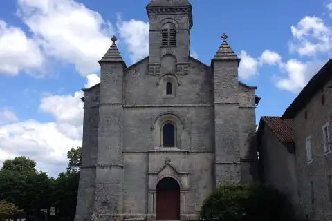 L'église Saint-Gaucher, dans le bourg d'Aureil vue de face