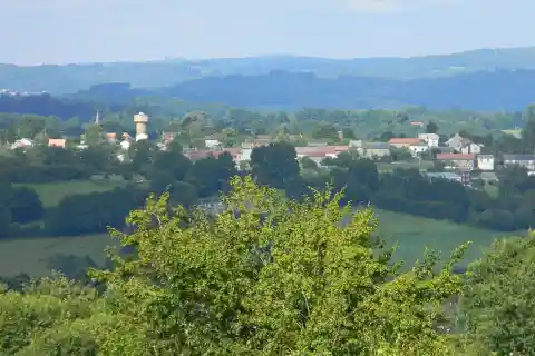 Vue générale du bourg de Masléon prise des hauteurs de celui de Roziers-Saint-Georges