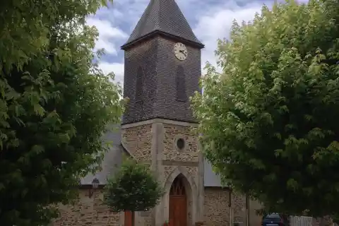 Le clocher de l'église romane du XIIIème siècle de Saint-Bonnet-Briance, rénovée en 2006