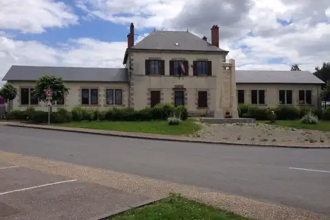 La mairie de Saint-Hilaire-Bonneval et son monument aux morts de la première guerre mondiale