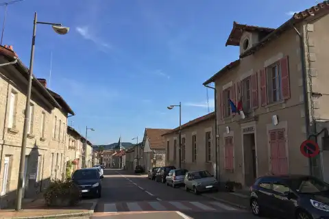 Le bourg de Sauviat-sur-Vige avec au premier plan la mairie et à l'arrière plan le clocher de l'église