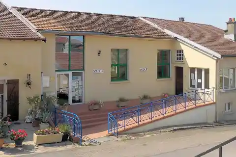 La mairie-école d'Esley