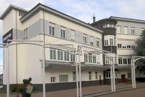L'hôtel de ville de Golbey, côté sud-ouest